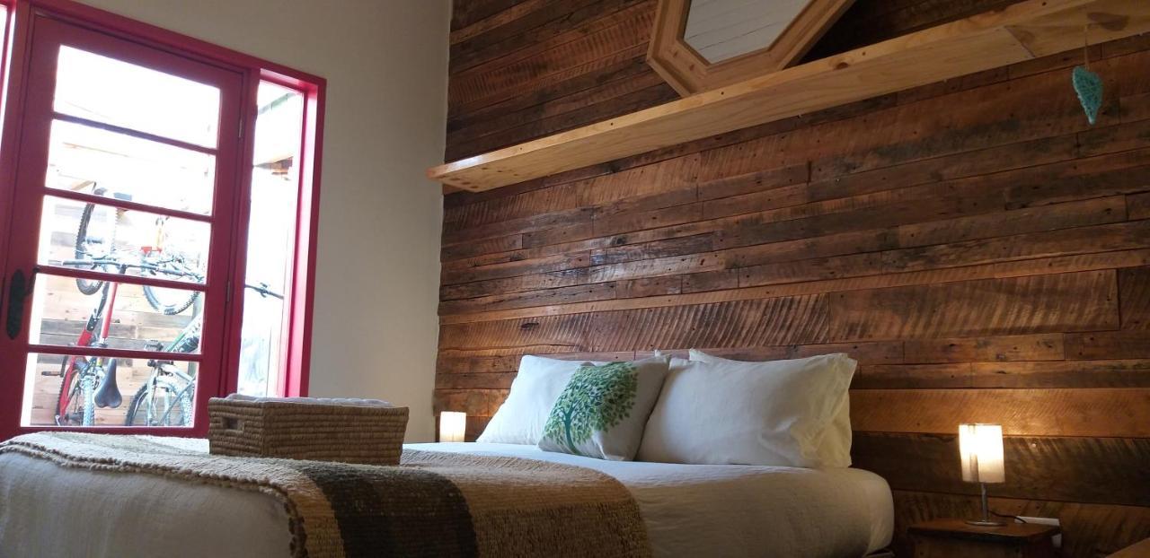 Treehouse Patagonia Hostel Puerto Natales Exterior photo